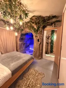 Luxury Cave Suite with Private Jacuzzi & Sauna - Image 4