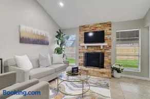 15 Min to International Airport! Cozy, Modern Home - Image 4