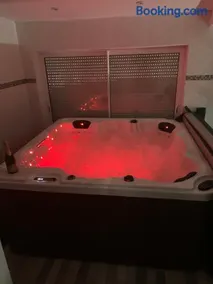 Chez SOPHIE, logement avec jacuzzi et salle cinéma - Image 3