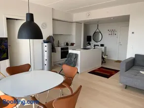 Luksuslejlighed på 7 sal med elevator, vestvendt altan og udsigt over havn og by - Image 5