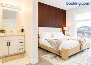 Luxury Inner City Home Near DT & Stampede With Air conditioner I Fast Wifi I Free Parking I King Bed - Image 2