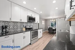 Central Huge Duplex - Sleeps 16 - Image 3