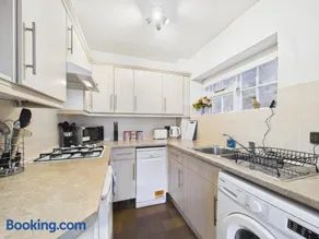 Romantic Cottage in the Cotswolds with Private Parking and WiFi - Image 4