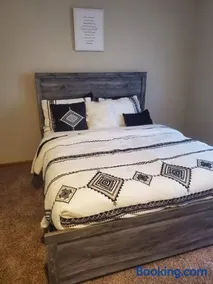 Beautiful and Cozy Olathe Home. - Image 4