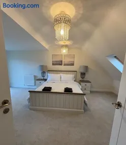 Comfortable 4BR stay in Bourne, Free Parking, Sleeps 7, Families & Contractors Welcome - Image 2