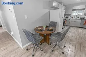 Spacious 4BR I Private backyard Sleeps 8 I Near NRG Med Center & DT - Image 3