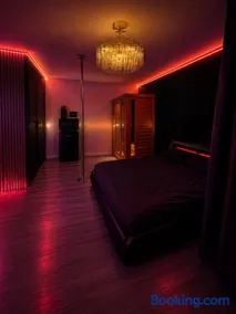 La Porte Défendue - Limitless - Jacuzzi, sauna, barre de pôle dance et cinéma extérieur - Image 1