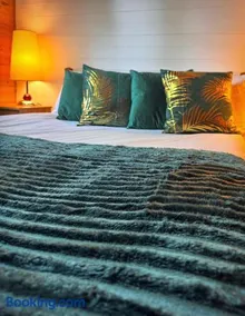 Shrew Lodge-woodland Lodges-Hot Tub-Pembrokeshire-Tenby - Image 3