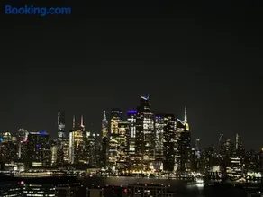Sunny Apt by the park Mins away from midtown New York - Image 1