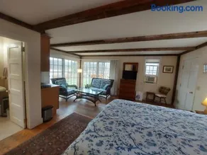 Darius' 2-Room Suite - Image 2
