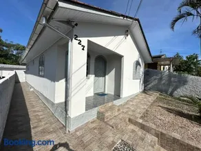 Linda e Ampla Casa Inteira Próxima ao Centro de Criciúma - Image 2