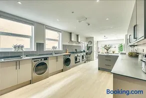 Spacious 7-Bedroom House in a Great Location with Wi-Fi - Image 3