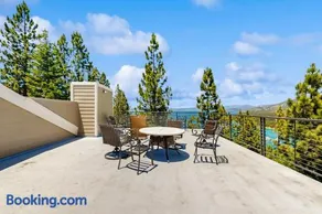 Lake- & mountain-view lodge with hot tub rooftop deck & pool table sleeps 10 - Image 2