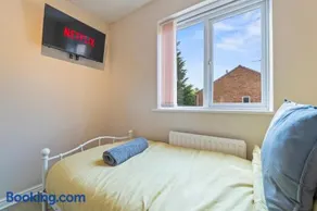 #167 Cozy Tipton West Midlands Stay - Sleeps 6 - Image 3