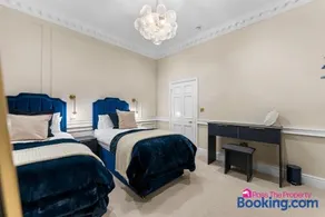 Experience Elegance in Central Bath - Image 4
