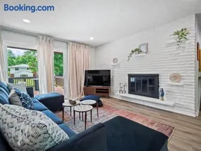 Spacious and Luxury Designed Ranch with Game Room - Image 1