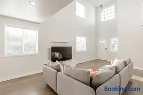 Luxurious 5 Bedroom Home with AC and EV Plug - Image 2