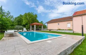 Three-Bedroom Holiday Home In Neoric - Image 1