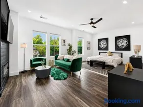 The Hollywood House a Luxury Home With an Outdoor Kitchen and 100 Inch TV - Image 3
