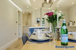 Luxury 3-Bed Apartment - Spacious, Stylish Stay - Image 5