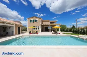 Villa adaptée aux familles avec piscine et barbecue - Image 2