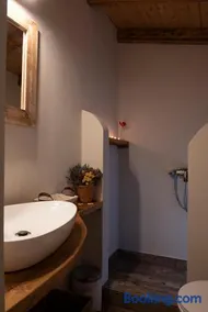 Small Guesthouse In The Garden - Image 3