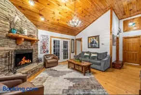 Cozy Mountain Cabin- Family Friendly, Hot Tub, Firepit, Fireplace, Game Room, Retro Arcade - 10 Minutes from Downtown Blue Ridge! - Image 4