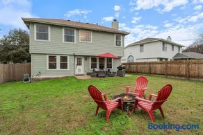 4BR Retreat Near Austin Backyard & Fire pit - Image 2