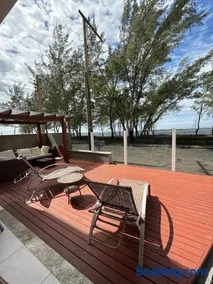 Refúgio Frente Mar com Deck e Espaço Lounge - Image 2
