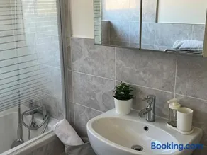 Modern, spacious and comfortable 2 bed apartment in Southampton - Image 3