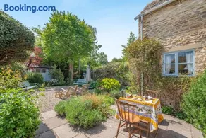 2 Bed in Cirencester oc-hic05 - Image 1