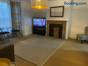 Spacious Central Reading Flat, 2 Double Beds, Wi-Fi, Parking - Image 3