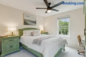 Spacious 4BR Pet-Friendly Sleeps 10 - Image 4