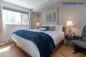 Deluxe 2 Bed 2 Bath And 5 Min Walk To Downtown And Seawalk - Image 1