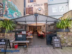 Cosy B&B with Parking Above Café Alf Resco - Image 2