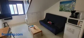 4 personnes au pied des piste et sentier de randonné - Image 2
