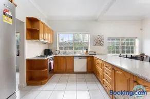 Aircabin - Blakehurst - Spacious - 5 Beds House - Image 3