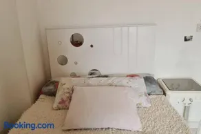Single bedroom in a shared apartment with free parking Girls only - Image 2