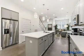 Modern 3BR with Rooftop - 10 Min to Broadway - Image 3
