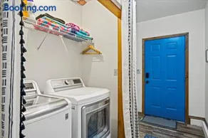 Steps to Hot Springs, Shops, & Trails 2BR Fiber - Image 3