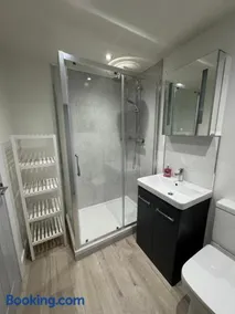 Cosy Modern 2 Beds Chorley Center - Image 3