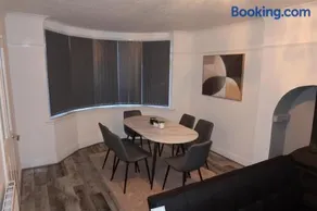 Sleeps 8 - Cosy Contractor and Family Stay - Sandwell Station - Image 4
