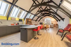Bradshaw House - Luxury old school house conversion - sleeps 10 and accepts 2 dogs - Image 2