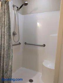 Waterloo Suites Queen 1 - Image 3