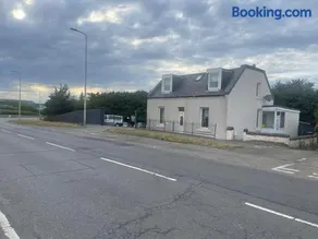 4 bed bungalow near Airport - Image 4