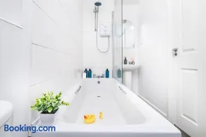 Stylish 3-Bed Home, Sleeps 6, Fast WiFi, Best for Extended Stays - Image 4