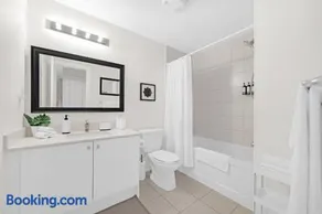 Luxe Toronto Townhome, Rooftop Terrace, Parking - Image 4