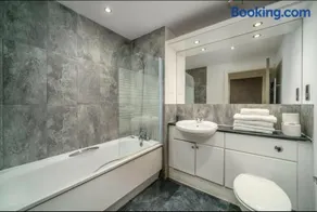 Luxurious Spacious 2 bed w Terrace - Image 4