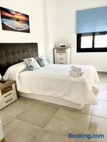 Covento Beach 2, centro con garage y patio - Image 2