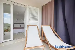 Little room with outdor patio - Image 2
